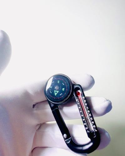 Karbinhakekompass med termometer, nyckelring - möjlighet till gravyr