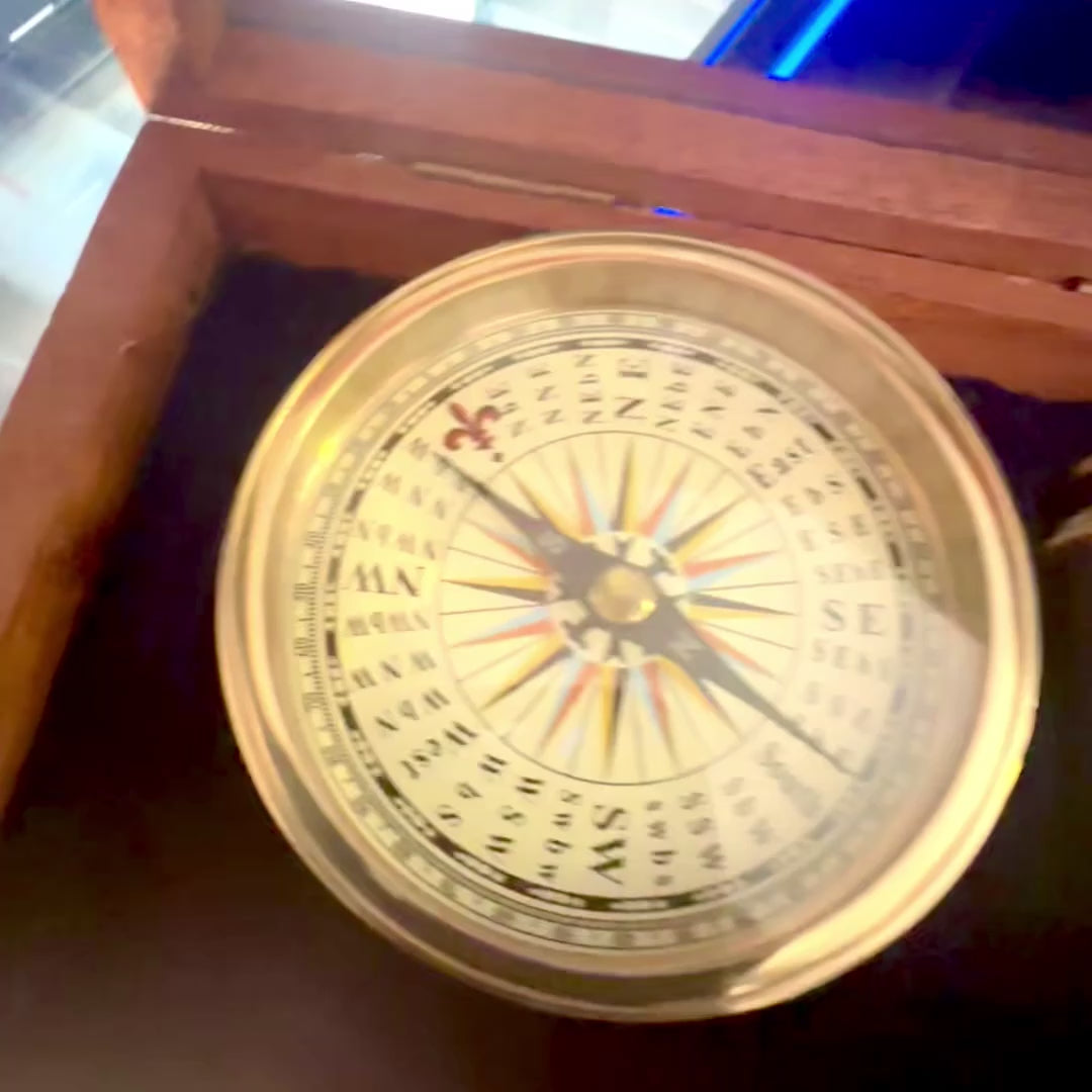 Presentset med mässingskompass och kikare i elegant träask med gravyr