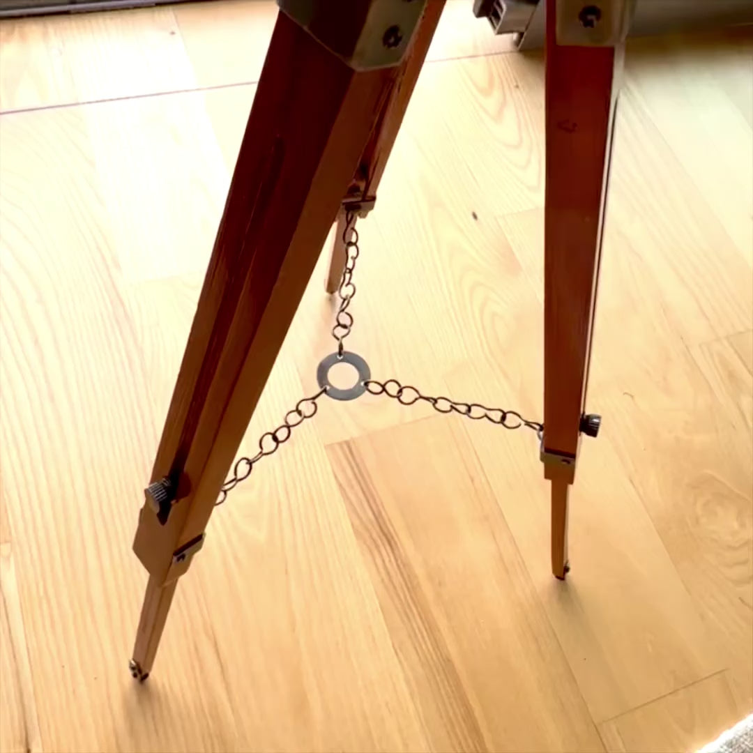 Elegant kolonialglob på trästativ NC2140 med justerbar höjd upp till 78 cm, laminerad karta i vita och bruna nyanser, perfekt som present med möjlighet till personlig gravyr