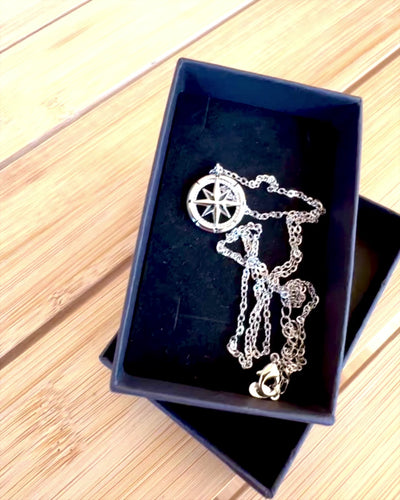 Srebrigt Halsband med Liten symbol - "Resenärens" Kompass, möjlighet till personlig gravyr som present