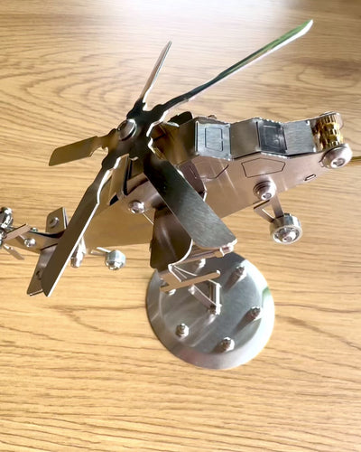 Metallmodell Helikopter "SkyRider" – Justerbart Skrivbordsställ med personlig gravyr som present