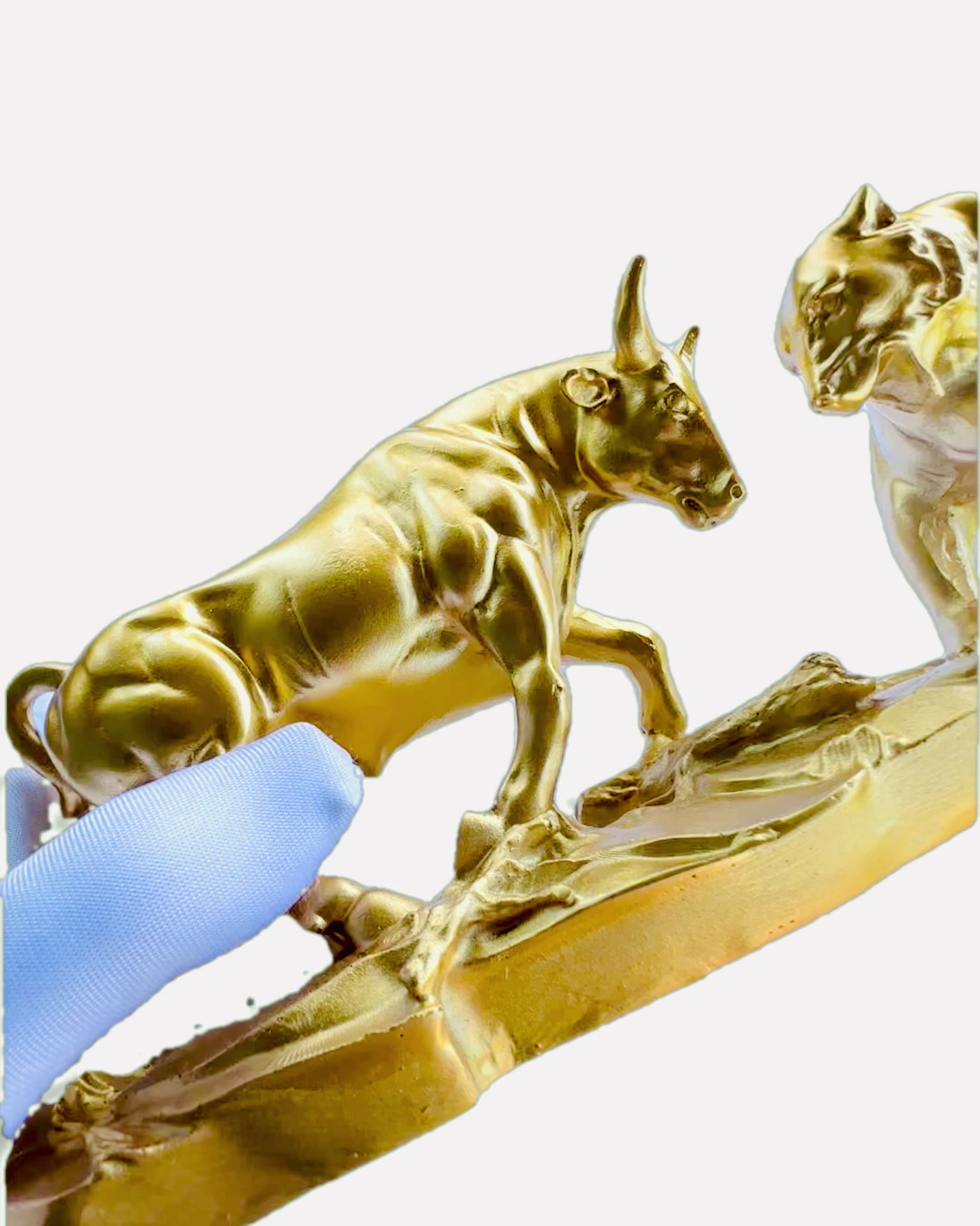 Duel Mocarzy - Dekorativ Skulptur Tjur och Björn - möjlighet till personlig gravyr - guld färg