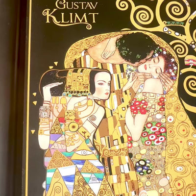 Laptopbricka G. Klimt, Collage (CARMANI) med möjlighet till personlig gravyr, perfekt som present, mått 30.5x40.5cm, stilren och bekväm att arbeta med i knät