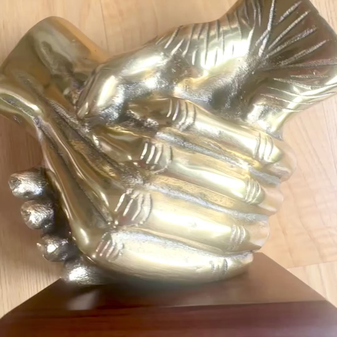Dekorativ figur Handshake med möjlighet till personlig gravyr