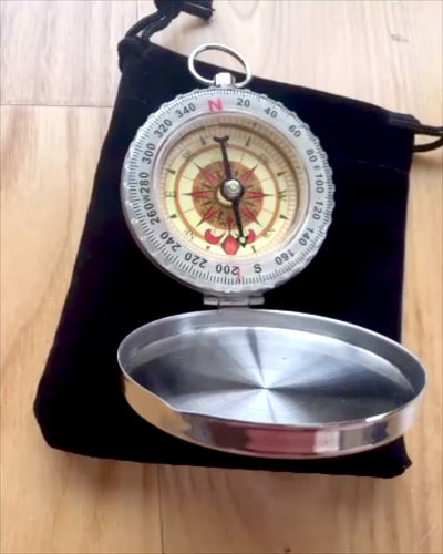 Vattentät Mässingskompass med Ljusande Effekt - Ett Måste för Vandring och Camping, personlig gravyr