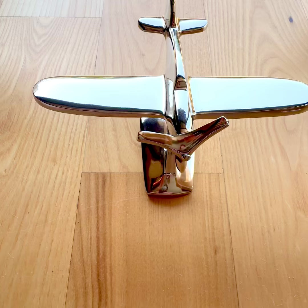 Modell av enmotorigt flygplan N-0896 i aluminium i silverfärg, 17x14x11 cm