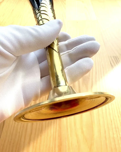 Glas ”Hantverkets Ande” av buffelhorn och mässing – handgjord i Indien, 22 cm, möjlighet till personlig gravyr som present