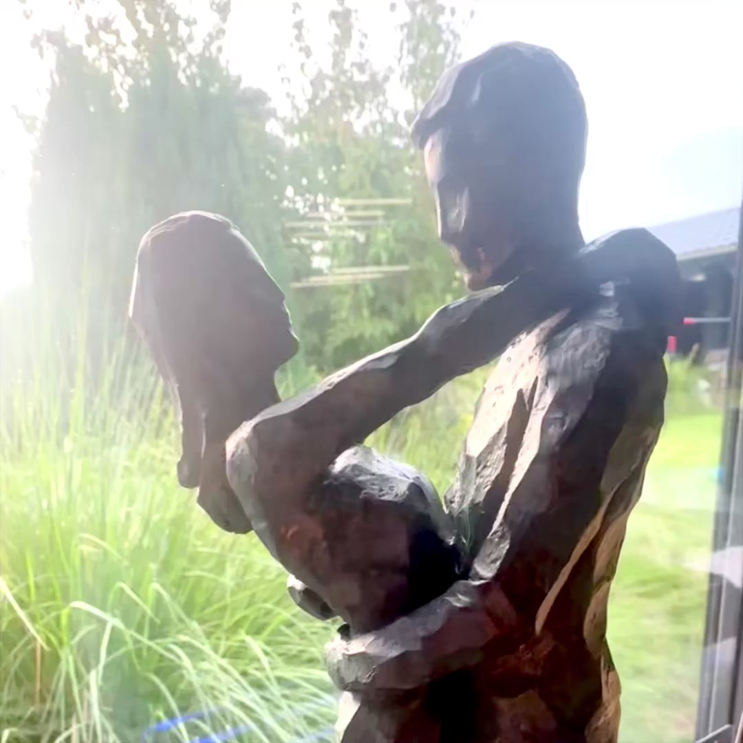 Dekorativ figur Dansande par med gravyr – romantisk present till bröllop eller jubileum – höjd 28 cm, tillverkad i polyresin, elegant design i djupa färger
