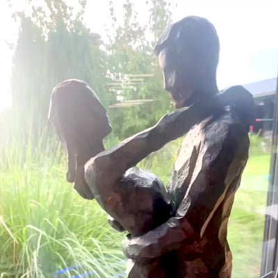 Dekorativ figur Dansande par med gravyr – romantisk present till bröllop eller jubileum – höjd 28 cm, tillverkad i polyresin, elegant design i djupa färger