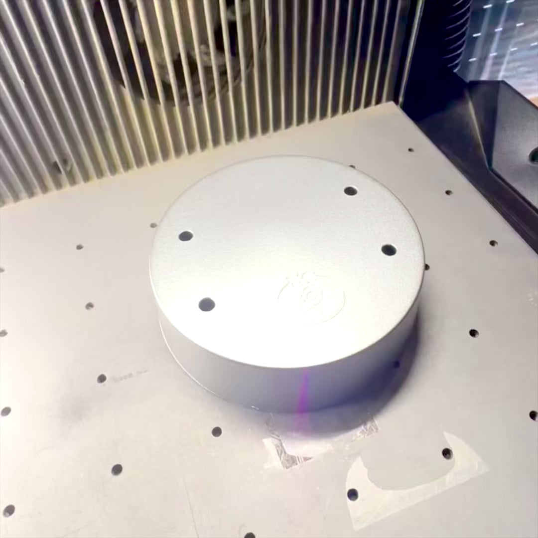 Magnetiskt pendel perpetuum mobile med gravyr
