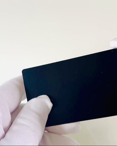 Exklusivt Svart Metallvisitkort med Anpassningsmöjlighet – Perfekt som Present