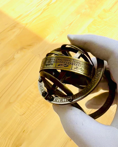 Astronomisk klocka "Kosmisk Harmoni" - möjlighet till personlig gravyr