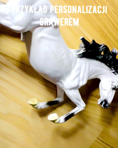 "Elegancki Skoczek" - Vit Hästfigur med Graveringsmöjlighet