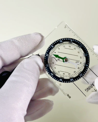 Turistkompass "Przewodnik Awanturnika" - Transparent, Mini Akryl med Hängande Lina och Kartskala, med gravyr