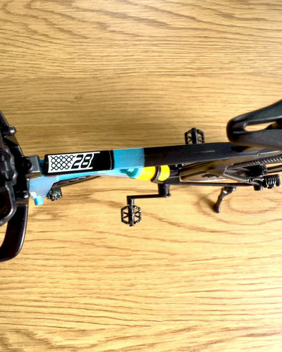 Miniatyrmodell av triathloncykel "SpeedStorm 1.2" personalisering med gravyr som present