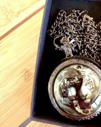 Fickur "Tygrig Elegans" i rostfritt stål med möjlighet till gravyr som present