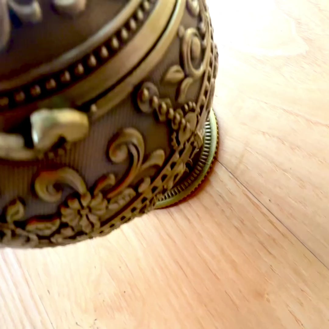 Elegant metallaskkopp i form av en kula med gravyr