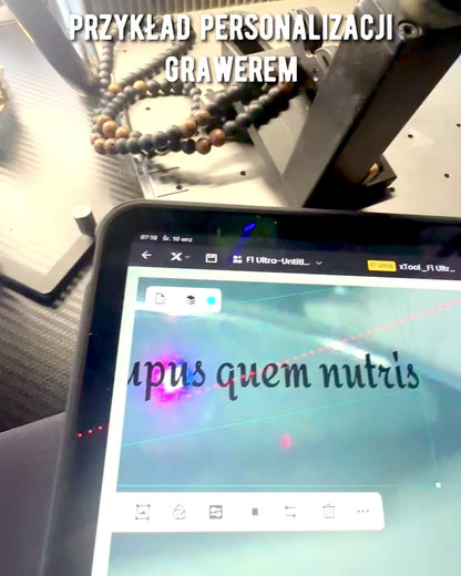 Strzała Mocy – Halsband med Svart Obsidian och Träpärlor, personlig gravyr som present
