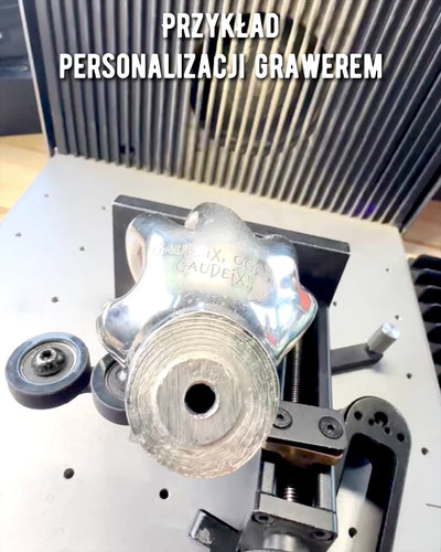 Promenadkäpp "Kunglig Hand" – handgraverad av indiskt mangoträ, möjlighet till personlig gravyr