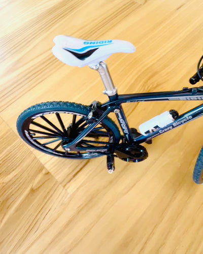 Miniatyrmodell av röd metallcykel "SpeedMaster" med personlig gravyr som present, 2 färgvarianter