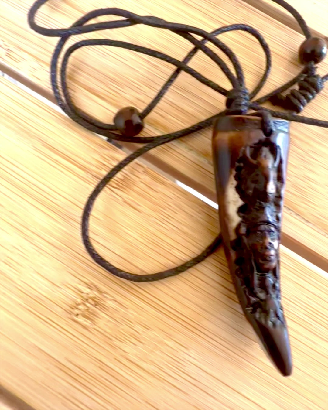 Wilczy Kieł halsband, amulett av harts - Mystisk Naturkraft, möjlighet till personlig gravyr som present
