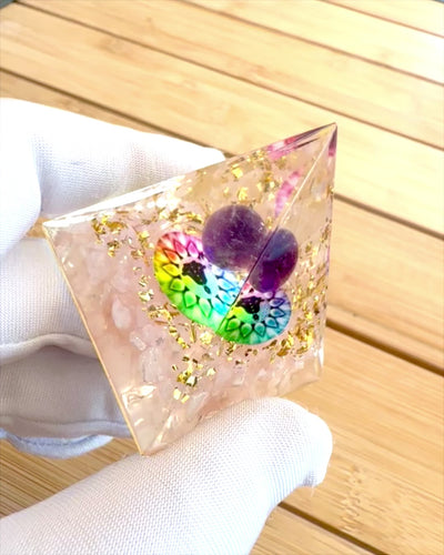 Orgonitisk energipyramid Energiens pyramid "Harmoni av ljus" - Kristall, som present