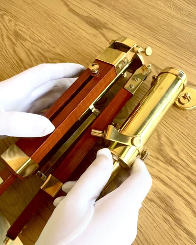 Himlakroppslampa på Träställ 41 cm, möjlighet till personlig gravyr som present