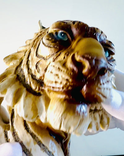 Statuett "Tiger Djungelns Kung" med Graveringsalternativ, figur 29 cm hög, dekoration som present