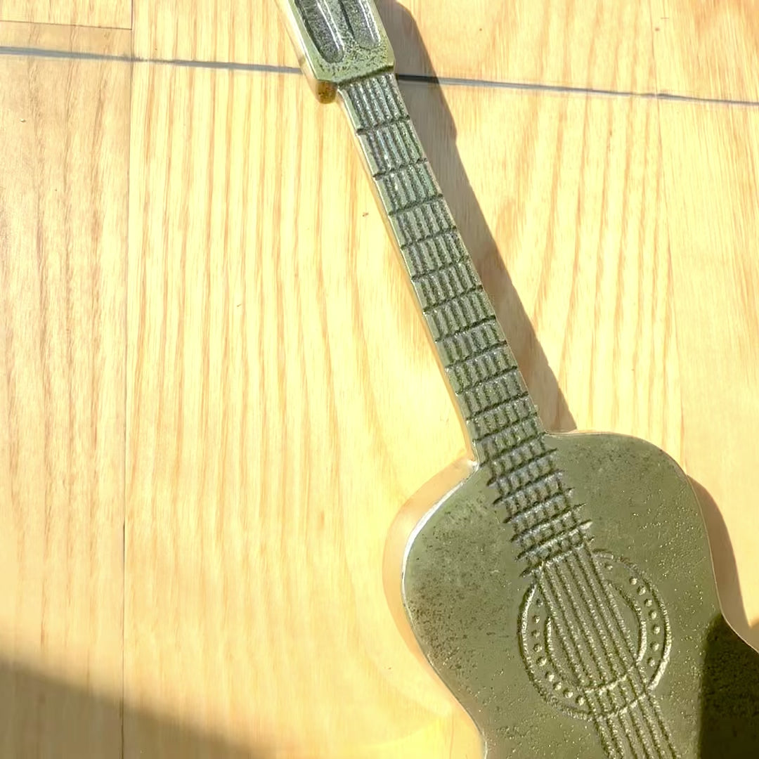 Metallgitarr dekorativ MUS-20 med möjlighet till personlig gravyr