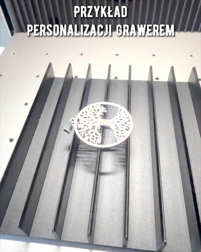 Halsband "Livets Träd" i Rostfritt Stål - personalisering med gravyr, 2 färgvarianter