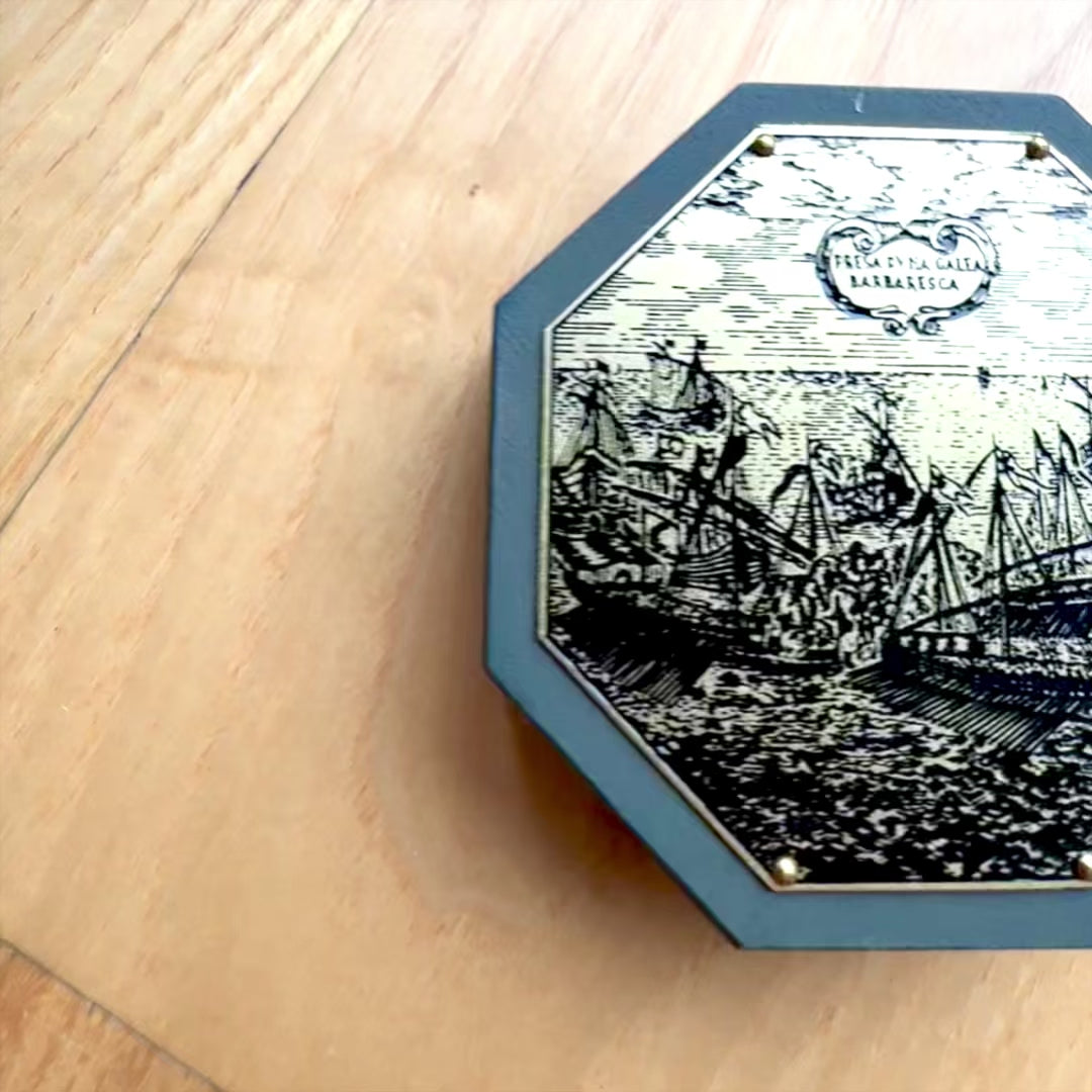 Oktagonalt solur och kompass H06 med möjlighet till personlig gravyr – elegant present för navigationsälskare, tillverkad i trä och mässing, rikt ornamenterad, mått 7,3 x 2 cm
