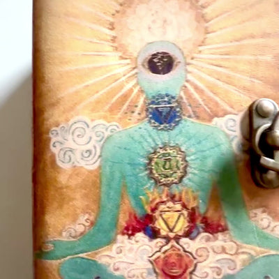 Anteckningsbok i läder: Buddha och 7 chakror – medvetenhetsdagbok 13 × 18 cm