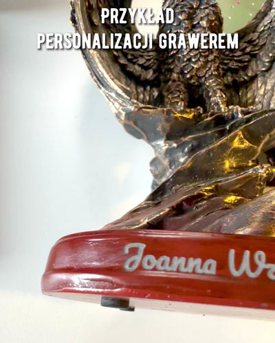 Dekorativ Statuett "Flygande Örn" – Majestätisk Symbol för Styrka och Frihet