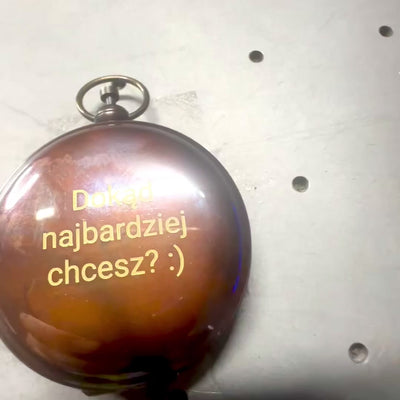 Retro turistkompass i mässing med antik finish och möjlighet till gravyr – perfekt present till resenärer och naturälskare – mått 6 x 5 x 1,75 cm, skyddande glaslock