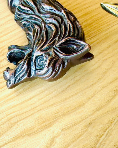 'Wolf' - Indiskt Mangoträ med Möjlighet till Gravyr, brun med utskuret mönster