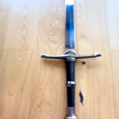 Riddarsvärd i stål med slida, 105 cm – elegant replik i rostfritt stål med möjlighet till gravyr