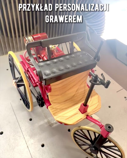 Retro Trehjulig Benz Patent-Motorwagen - Samlarmodell, personalisering med gravyr som present