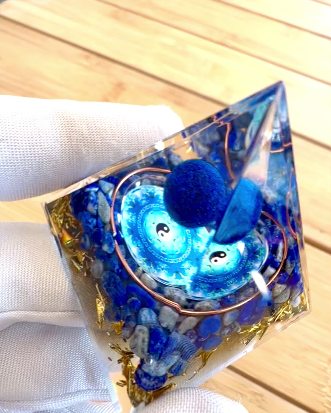 Orgonitisk energipyramid "Zenith" med Lapis Lazuli, perfekt som present