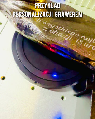 "Czarny Galop" - Elegant Hästfigur med Graveringsmöjlighet