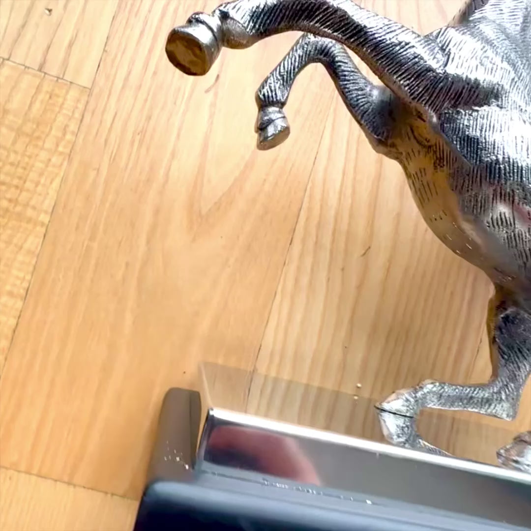 Dekorativ Pegasusformad figur i aluminium på stål- och träfot, personlig gravyr, elegant present för grekiska mytologientusiaster, höjd 36 cm, silverfärg med svart fot