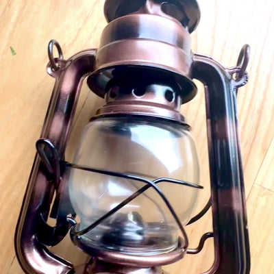 Stilfull retro seglarfotogenlampa DT245F med möjlighet till personlig gravyr, perfekt som present, tillverkad av glas och plåt, höjd 19 cm, maritim design