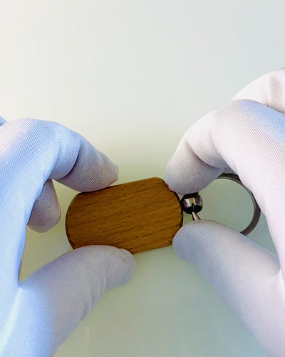 Elegant Tränyckelring med Möjlighet till Personlig Gravyr – Perfekt som Present