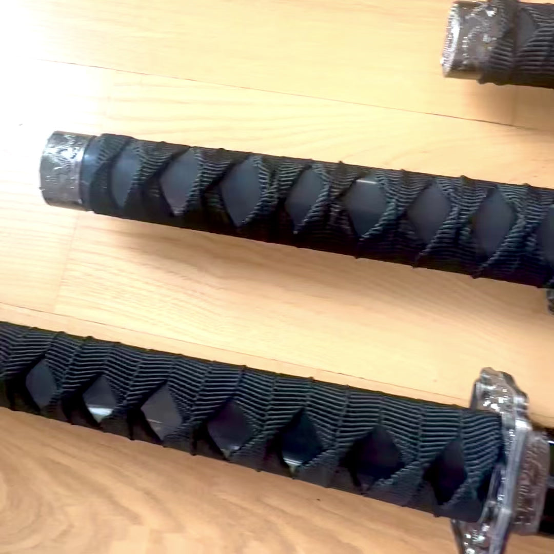 Set med 3 samurajsvärd på ställning, med möjlighet till personlig gravyr