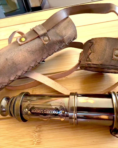 Premiumkikare "Voyager" med graverad kikare och fodral av äkta läder, möjlighet till personlig gravyr som present