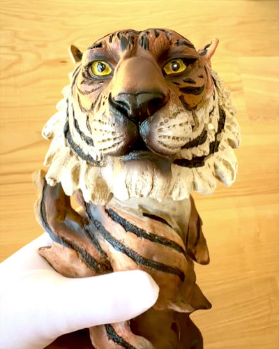 Statuett "Tiger Djungelns Kung" med Graveringsalternativ, figur 29 cm hög, dekoration som present