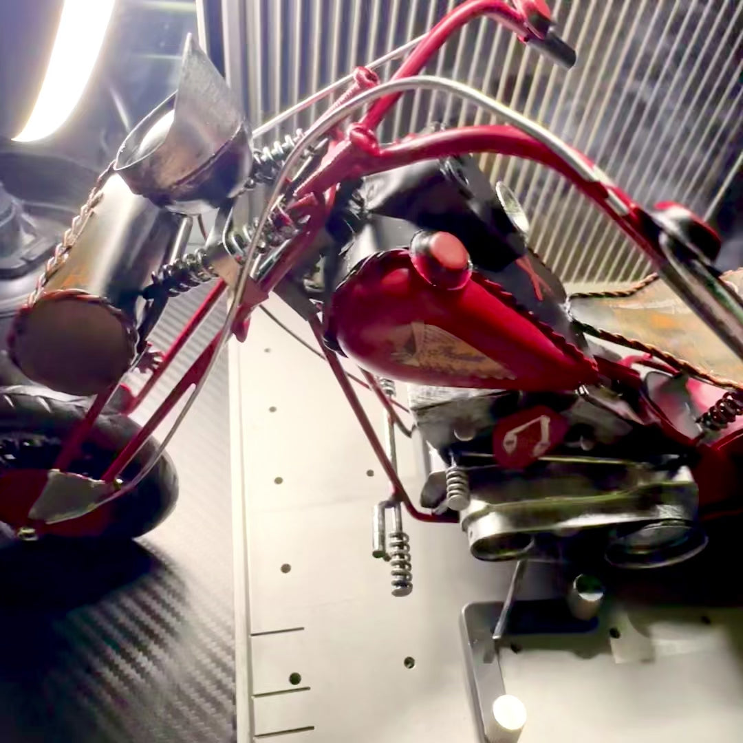 Stor metallmodell av klassisk chopper-motorcykel i rött med möjlighet till personlig gravyr