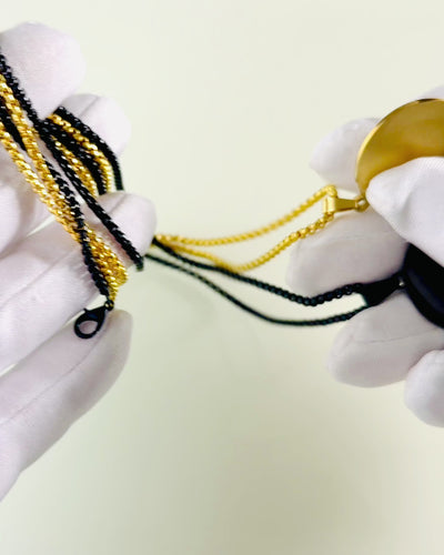 Hänge "Urban Elegance" – Rund Medaljong i Rostfritt Stål i Två Färger med Möjlighet till Personalisering