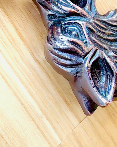 Laska Spacerowa Wolf - Indiskt Mangoträ med Möjlighet till Gravyr, bruna gyllene dekorationer