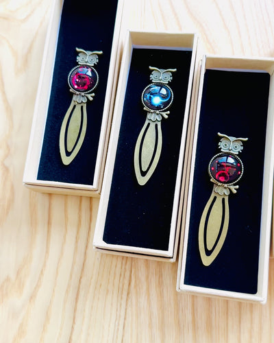 Bokmärke "Uggla med Konstellationer" - 12 varianter att välja mellan, personalisering med gravyr