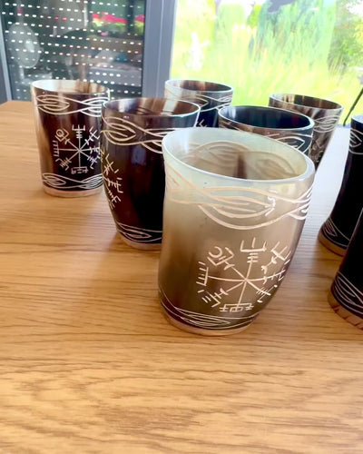 Valknut Handgjord liten bägare av buffelhorn med nordiska symboler, möjlighet till anpassning som present med gravyr